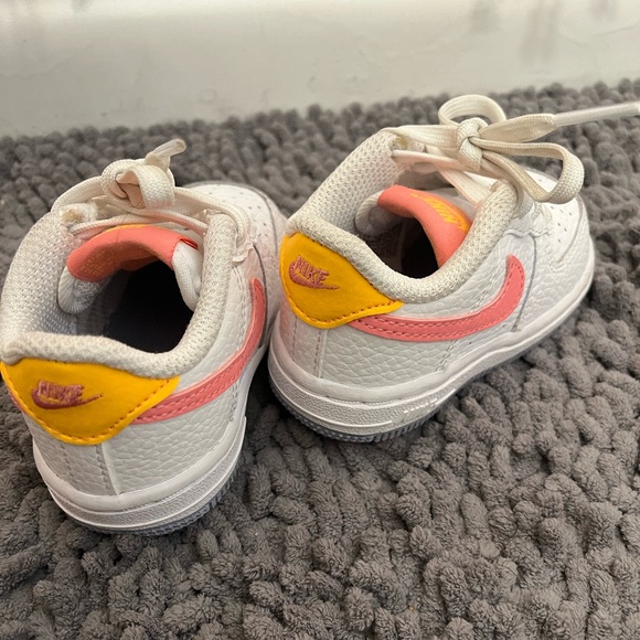 Nike Shoe - Picture 3 of 4